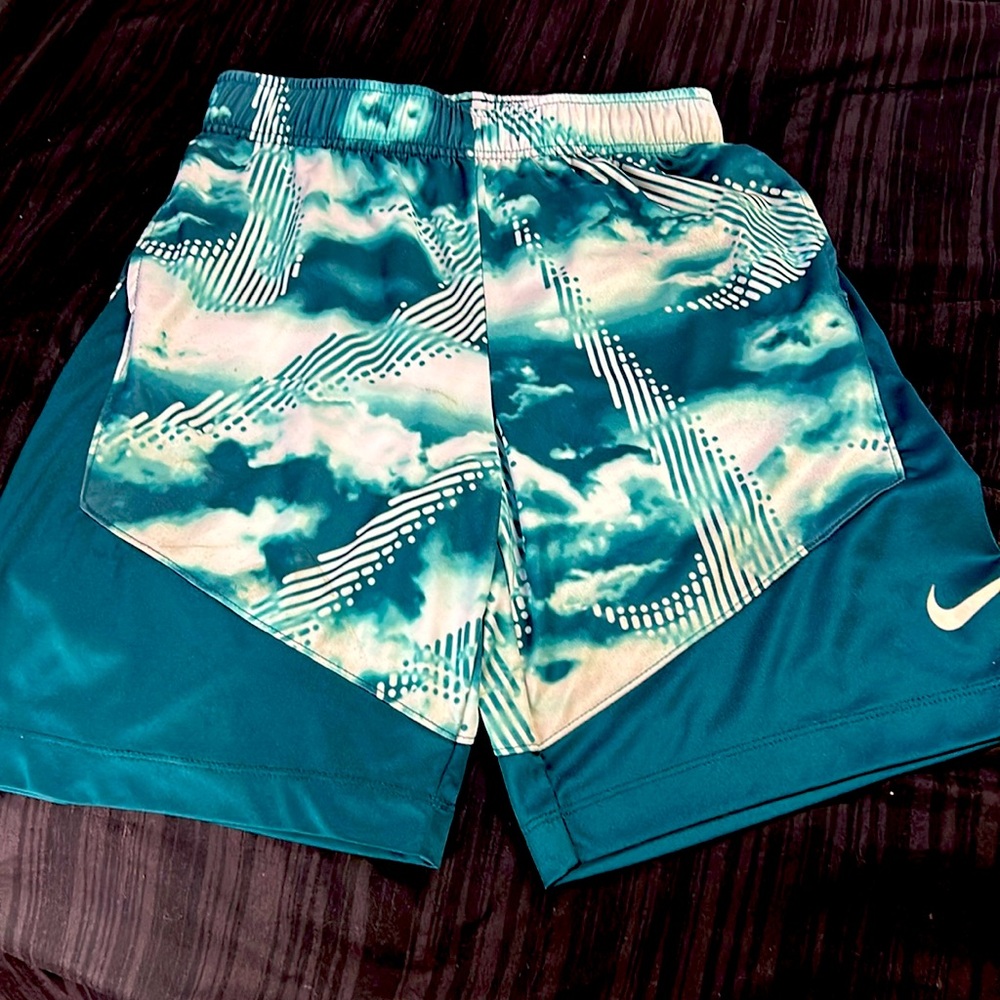 Medium Nike Dri-Fit basketball shorts NWOT